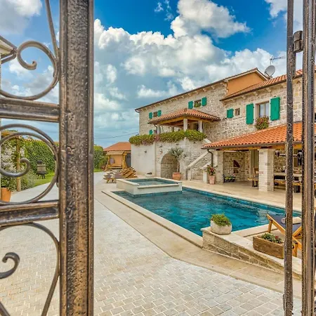 빌라 Rustic Kata With Outdoor Pool In Sveti Lovrec Selina