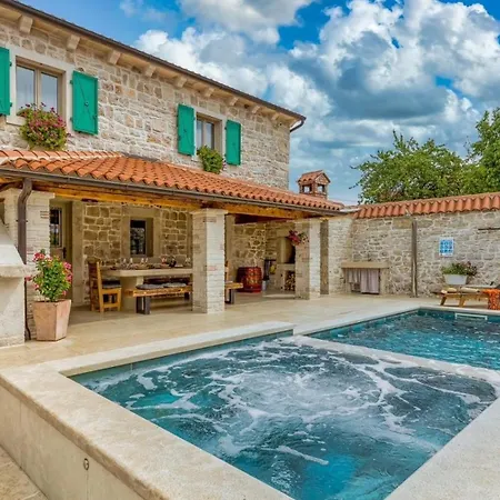 فيلة Rustic Kata With Outdoor Pool In Sveti Lovrec *