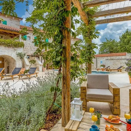Rustic Kata With Outdoor Pool In Sveti Lovrec
