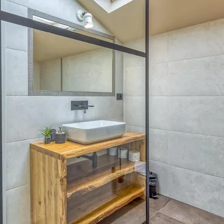 فيلة Rustic Kata With Outdoor Pool In Sveti Lovrec