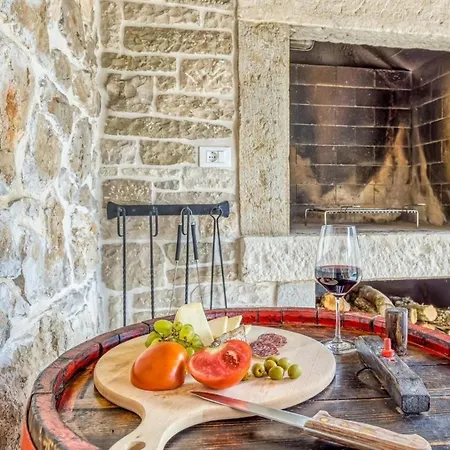 فيلة Rustic Kata With Outdoor Pool In Sveti Lovrec *